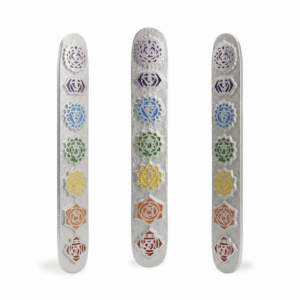 porta inciensos de metal plateado con textura rugosa y símbolos de los 7 chakras esmaltados en colores, mostrados en vista frontal y laterales sobre fondo blanco puro.