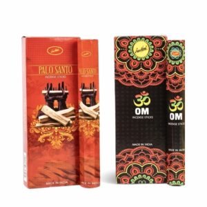 Dos cajas de varitas de incienso Sree Vani de pie contra un fondo blanco. La caja de la izquierda es roja con detalles dorados, presenta la ilustración de unos leños de Palo Santo y la marca "Sree Vani". La caja de la derecha es negra con un patrón de mandala naranja y amarillo, el símbolo "OM" y la marca "Sree Vani". Ambas cajas dicen "HECHO EN INDIA".