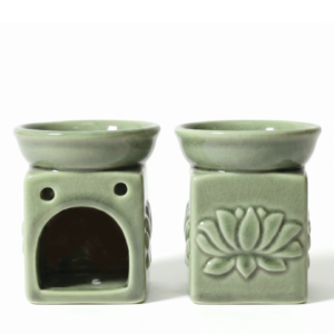 ar de hornillos de cerámica verde agua con diseño de flor de loto en relieve y acabado craquelado para aceites esenciales y perlas aromáticas.