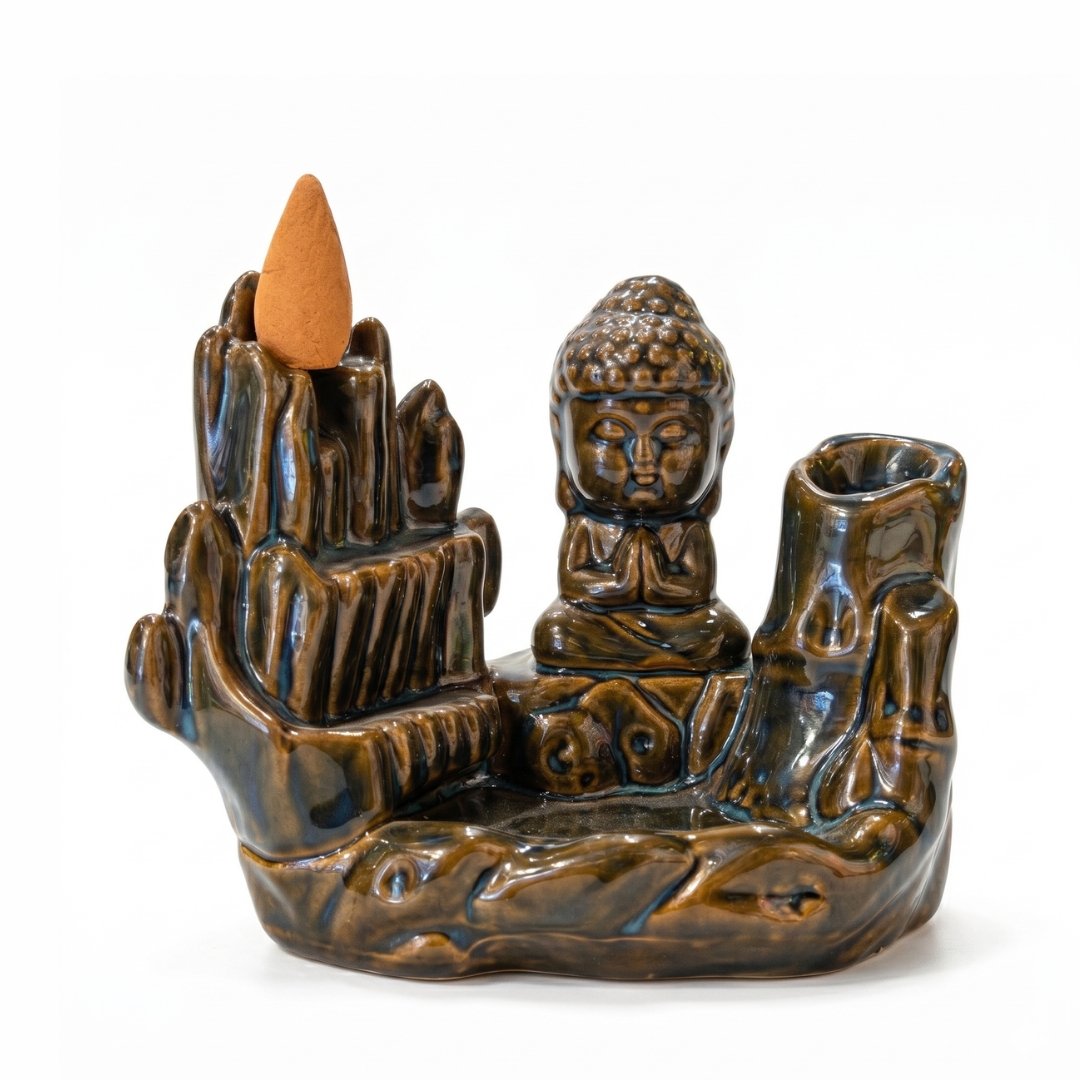 Quemador de cascada de humo con figura de Buda meditando y montaña escalonada en cerámica esmaltada marrón, incluye cono de incienso.