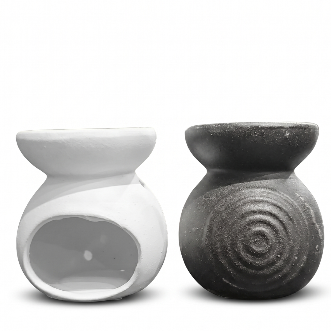 Set de dos hornillos de cerámica para aceites esenciales en blanco mate y negro con textura de espiral, diseño moderno y minimalista para aromaterapia.