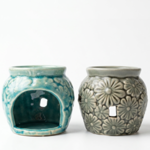 Hornitos difusores de cerámica de 8x7 cm con relieve geométrico de estrellas o diamantes, disponibles en acabados esmaltado brillante (negro/blanco) y mate soft (crema/gris).