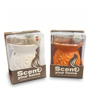 Kit de aromaterapia completo con hornillo de cerámica blanco mate, frasco de aceite esencial concentrado y vela de noche blanca sobre base de madera.