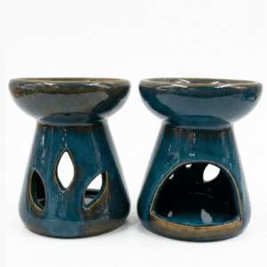Dos difusores de aromas de cerámica esmaltada en color azul petróleo con detalles en bordes color bronce y calados de gota sobre fondo blanco.