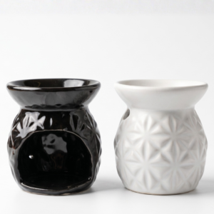 Hornitos de cerámica esmaltada de 8x7 cm con textura de patrón geométrico de hexágonos nido de abeja en colores blanco crema y marrón oscuro, aptos para aceites esenciales.