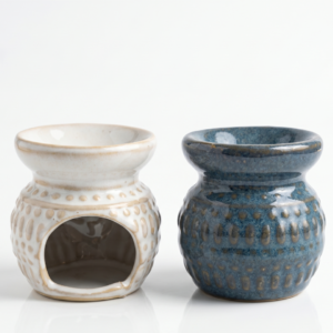 Hornitos difusores de cerámica esmaltada con textura de puntos en relieve, colores blanco crema y azul moteado, dimensiones 8x7 cm para aceites esenciales.