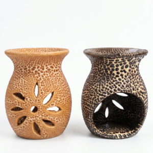 Hornitos difusores de cerámica con textura rugosa y diseño de flor calada en colores ocre y marrón oscuro, tamaño 8x7 cm para aceites esenciales.