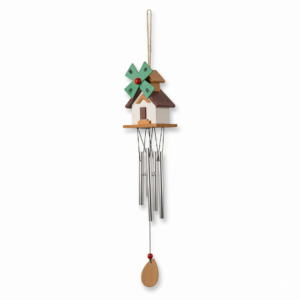 Llamador de ángeles de 50 cm con figura de casita de madera blanca, techo marrón y molino verde, con 4 caños de metal plateado y péndulo de madera.