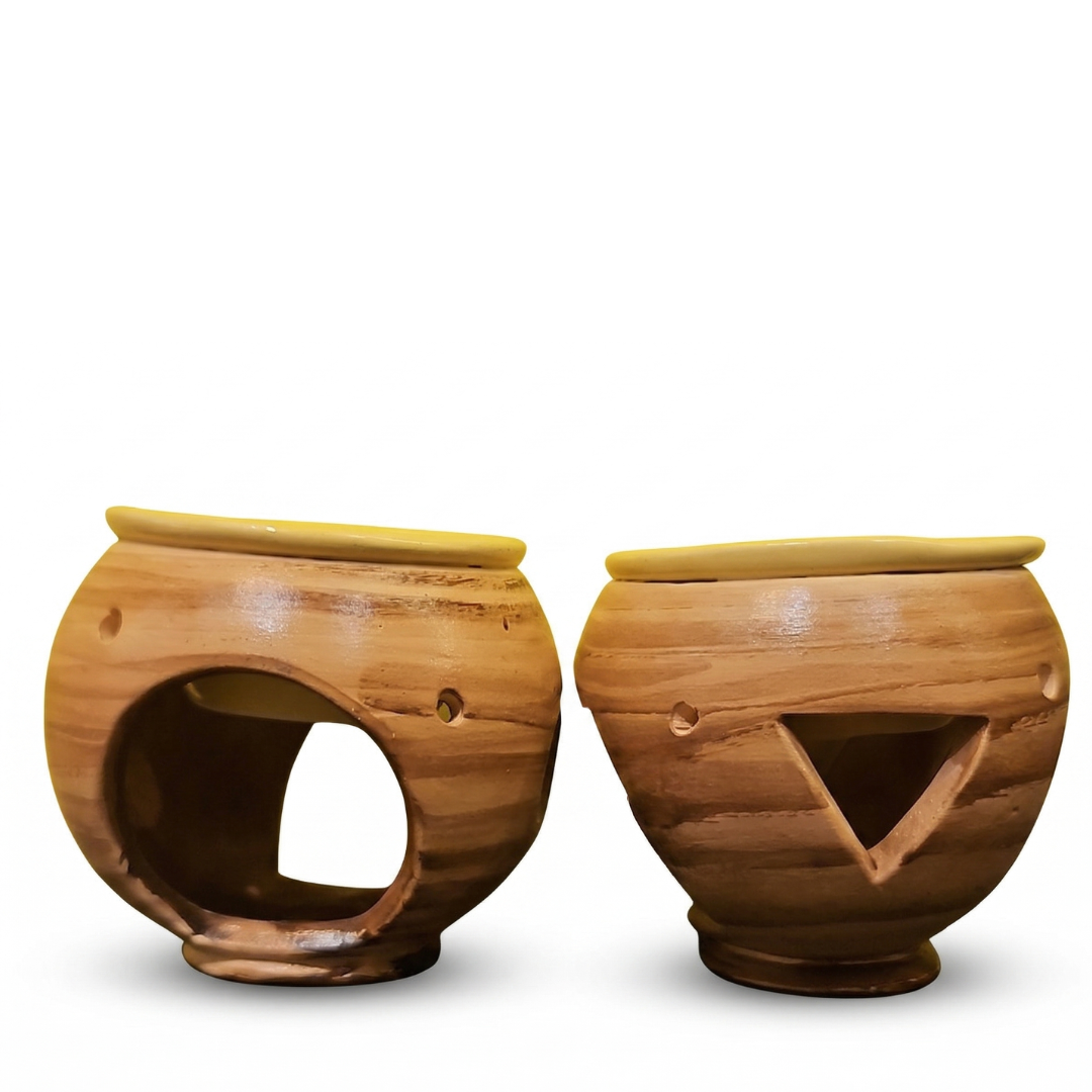 Dos difusores de aromas de cerámica con textura veteada en tonos marrones y ocre, con calados circulares y triangulares sobre fondo blanco.