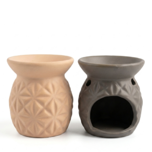 Hornitos de cerámica mate con diseño geométrico de rombos y nido de abeja en relieve, colores blanco crema y marrón oscuro, tamaño 8x7 cm para aceites esenciales.