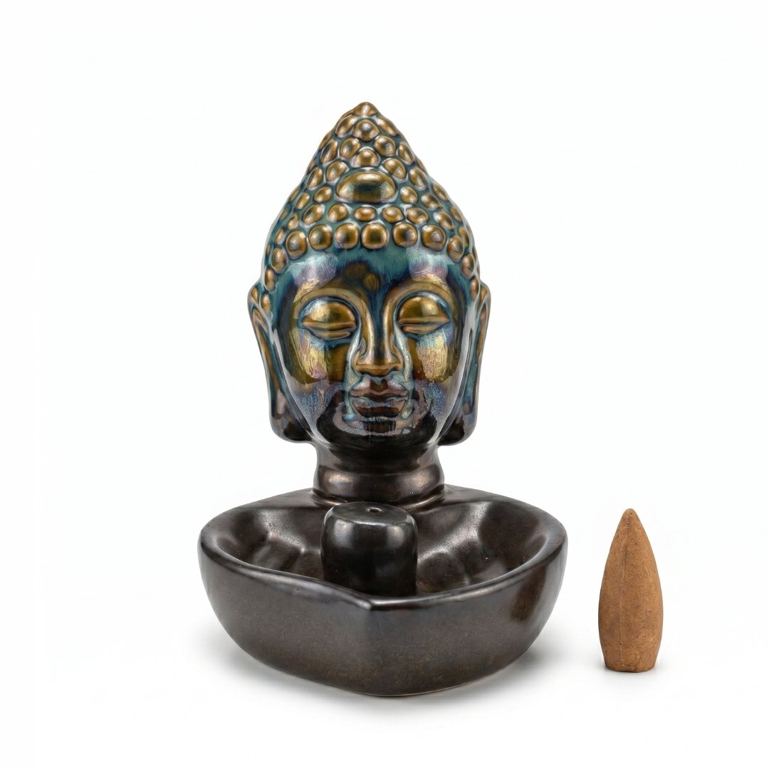 Quemador de incienso tipo cascada de humo con forma de cabeza de Buda en cerámica esmaltada oscura con detalles azules y dorados, incluye cono de incienso.