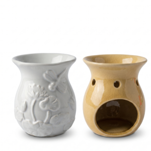 Dos hornillos de cerámica para aromaterapia: uno blanco con relieve de libélula y flor de loto, y otro ocre con acabado craquelado y forma de vasija.