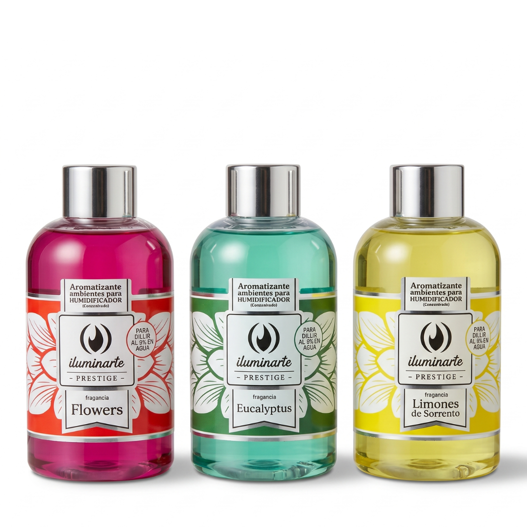 Tres botellas de aromatizante concentrado para humidificador Iluminarte Prestige, fragancias Flowers en color fucsia, Eucalyptus en verde y Limones de Sorrento en amarillo.