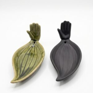Portasahumerio Mano Mudra y Hoja de Cerámica 15x6 cm