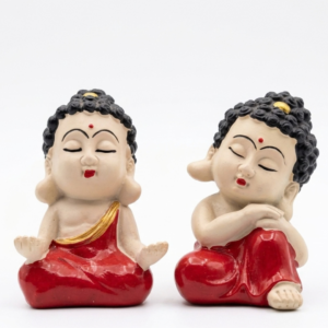 Estatua Buda Bebé de Resina Túnica Roja Meditación y Descanso 9 cm