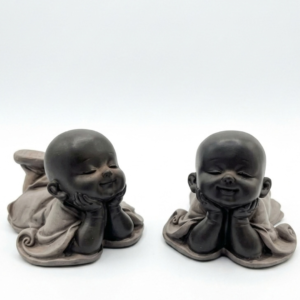 Estatua Monje Bebé Relajado de Resina Negro y Gris Decapado 6 cm
