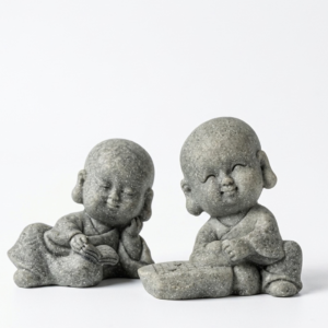 Estatua Monje Bebé de Resina Símil Piedra Granito Gris Leyendo o Jugando 5 cm